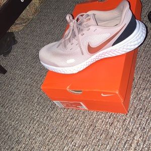 Nike revolution 5